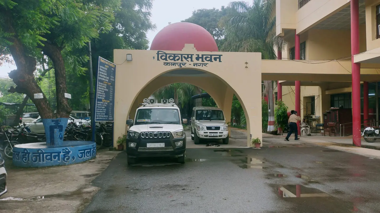कानपुर: सरकारी फाइलों को सफाई कर्मचारी ने रद्दी में बेचा, कबाड़ की दुकान से बरामद हुए बंडल, जानें मामला