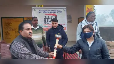 Aligarh News: मतदाता जागरूकता के लिए 687 KM मशाल दौड़ शुरू, लिम्का बुक ऑफ रिकार्ड में नाम दर्ज कराने की तैयारी