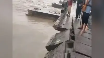 कोसी बराज पर बड़ा हादसा: बस और ट्रक की जोरदार भिड़ंत, रेलिंग तोड़ते हुए नदी में समाया ट्रक