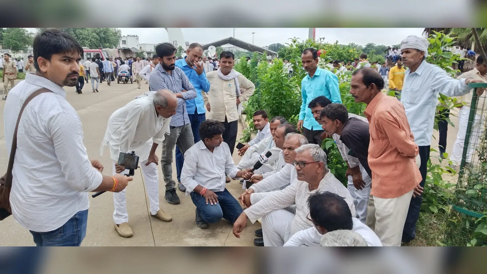 सपा संस्थापक मुलायम सिंह यादव की अंतिम विदाई में उमड़ा जनसैलाब, नेताजी के विकास कार्यों की हो रही चर्चा