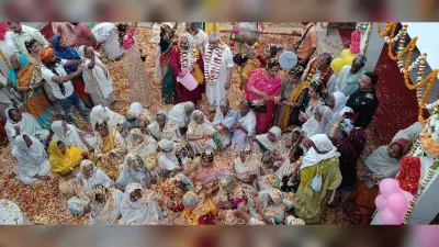 Holi 2023: विधवा निराश्रित माताओं के जीवन में घुले होली के रंग, विधवा वृद्ध माताओं ने खेली फूलों की होली