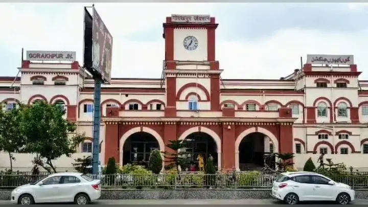 Indian Railways : गोरखपुर के रास्ते चलाई जाएगी राजधानी एक्सप्रेस, अब इन स्टेशन पर रुकती है ये ट्रेन