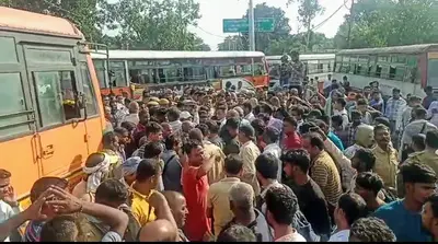 गोरखपुर में दरोगा ने रोडवेज बस के ड्राइवर का हाथ तोड़ा, रोडवेज कर्मचारियों ने जाम कर किया हंगामा…