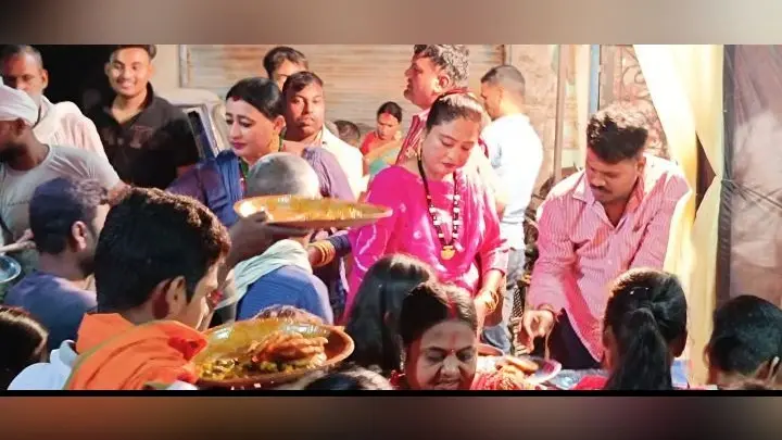 गोरखपुर: किन्नर समाज ने नौ दिन शक्ति की आराधना के बाद कराया भंडारा, लड़कियों की पढ़ाई-शादी में कर रहे मदद