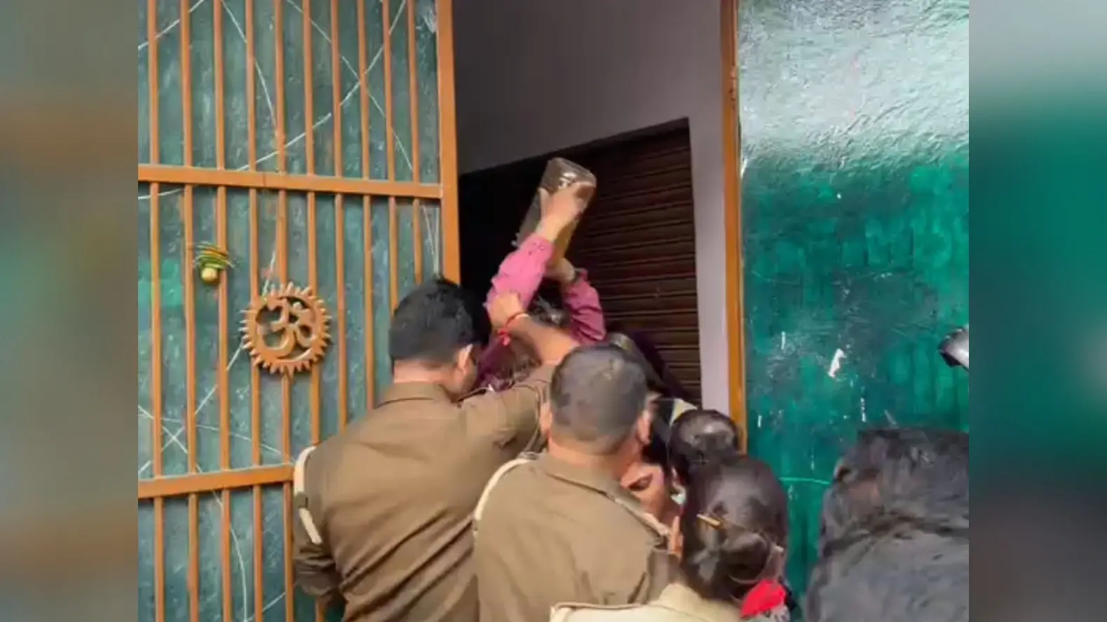 Agra : लोन ना चुकाने पर घर का कब्जा लेने गई अफसरों की टीम को देखकर मकान मालिक ने किया आत्मदाह का प्रयास