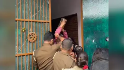Agra : लोन ना चुकाने पर घर का कब्जा लेने गई अफसरों की टीम को देखकर मकान मालिक ने किया आत्मदाह का प्रयास