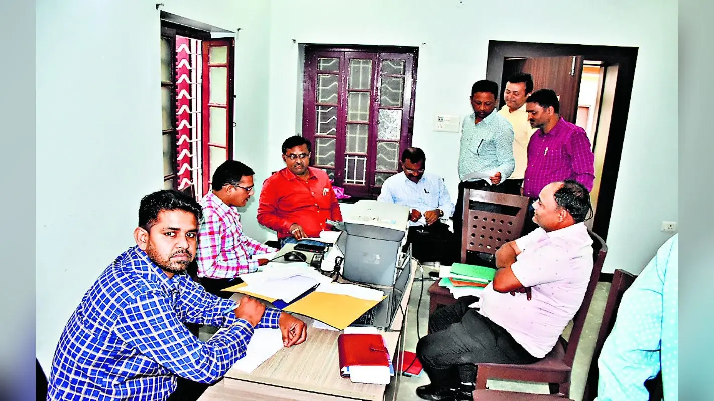 झारखंड : देवघर और दुमका में शराब कारोबारी योगेंद्र तिवारी के ठिकानों पर आईटी जांच शुरू, खंगाले गये कागजात