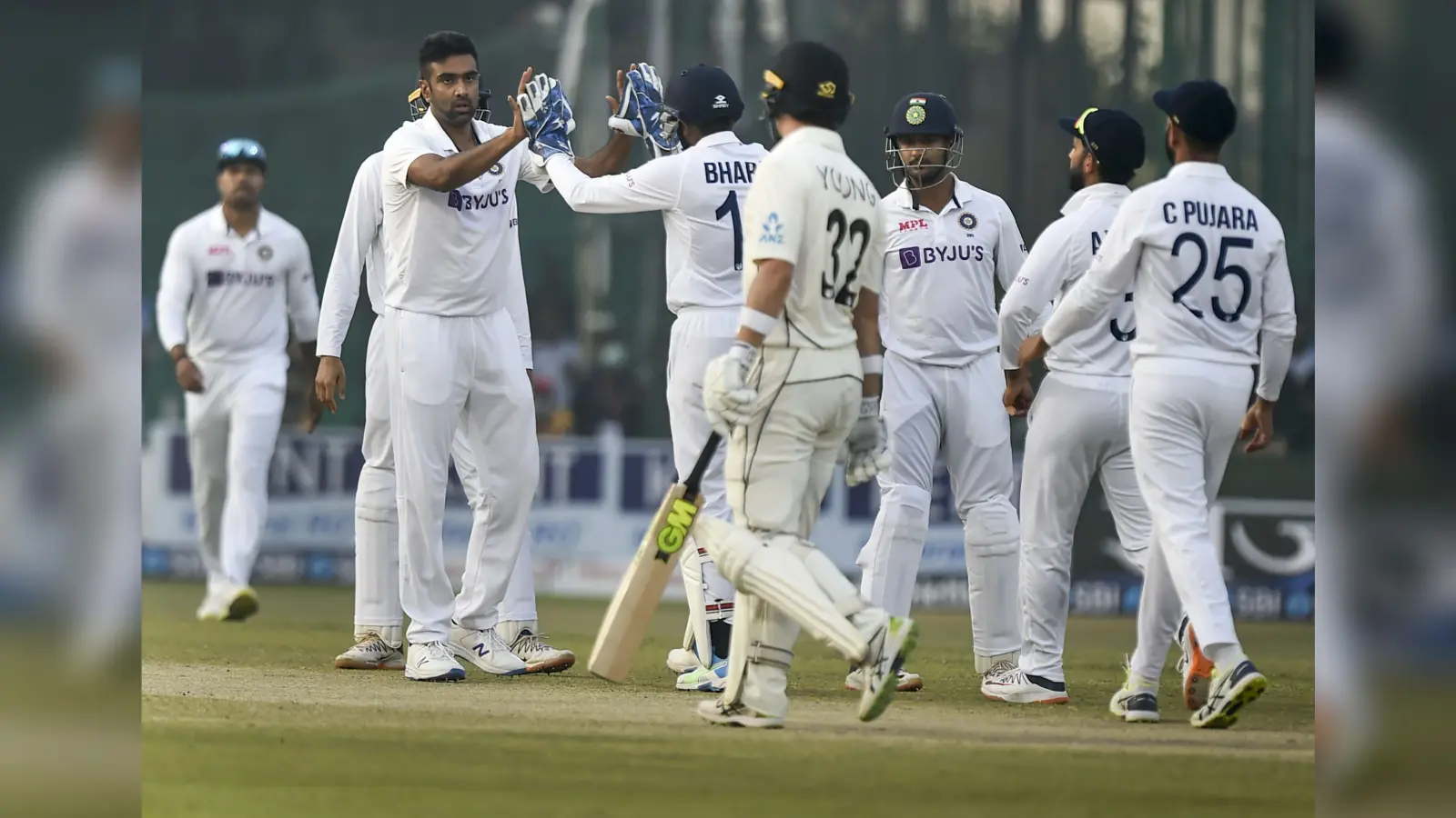 India vs New Zealand: कानपुर टेस्ट ड्रॉ होते ही निशाने पर आये अंपायर नितिन मेनन, सोशल मीडिया पर मीम्स की बाढ़