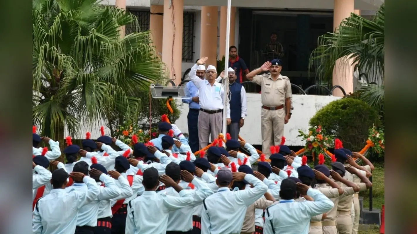 रांची के बिरसा कृषि विश्वविद्यालय में कुलपति डॉ ओंकार नाथ सिंह ने किया ध्वजारोहण, राष्ट्रीय एकता की दिलायी शपथ