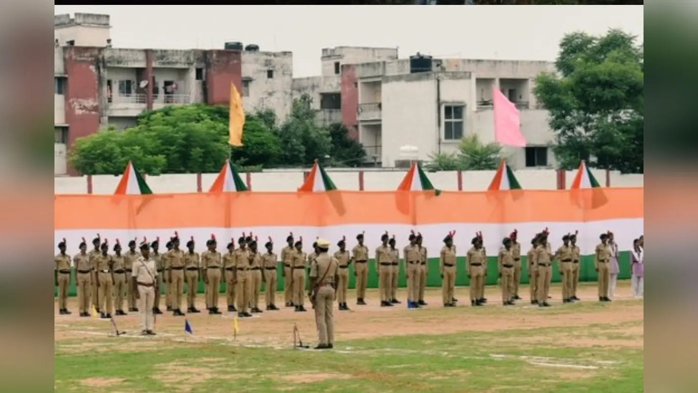 PHOTOS: स्वतंत्रता दिवस समारोह को लेकर फुल ड्रेस रिहर्सल, पलामू में कृषि मंत्री बादल पत्रलेख करेंगे ध्वजारोहण