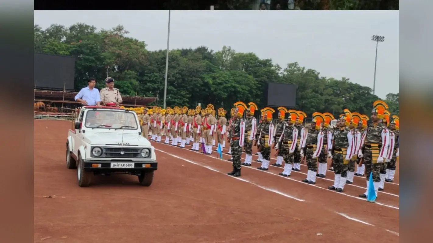 PHOTOS: स्वतंत्रता दिवस समारोह का फुल ड्रेस रिहर्सल, रांची के मोरहाबादी में डीआईजी व डीसी ने ली परेड की सलामी