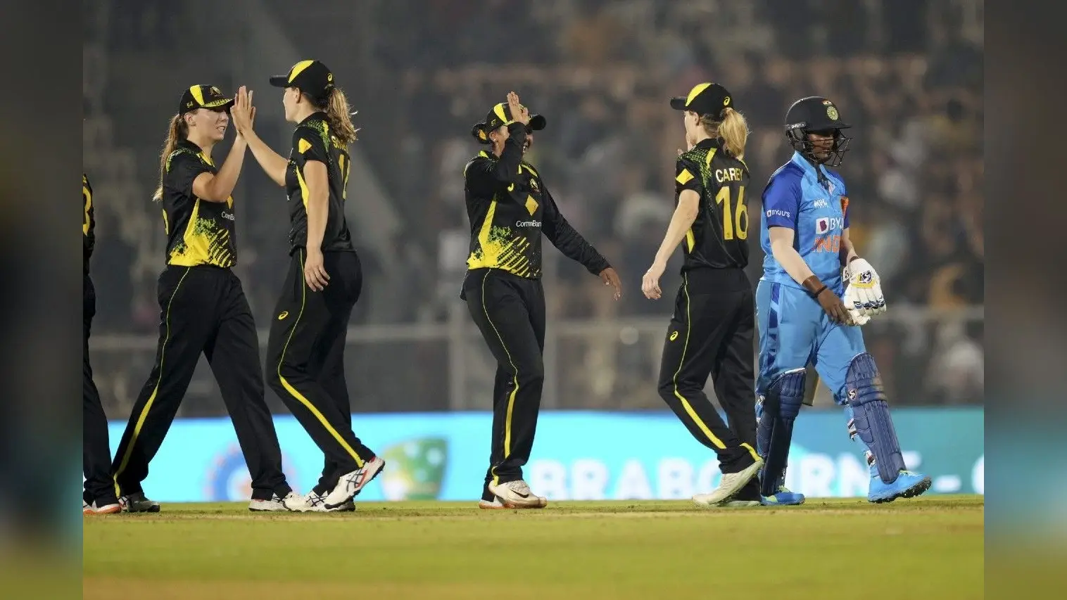INDW vs AUSW T20: भारत को 7 रन से हराकर ऑस्ट्रेलिया महिला टीम ने टी20 सीरीज पर किया कब्जा