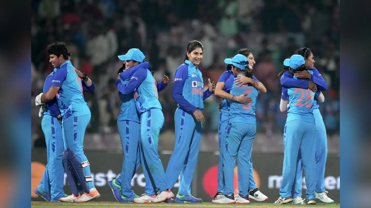 INDW vs AUSW: भारतीय महिला क्रिकेट टीम ने सुपर ओवर में ऑस्ट्रेलिया को हराकर सीरीज किया बराबर