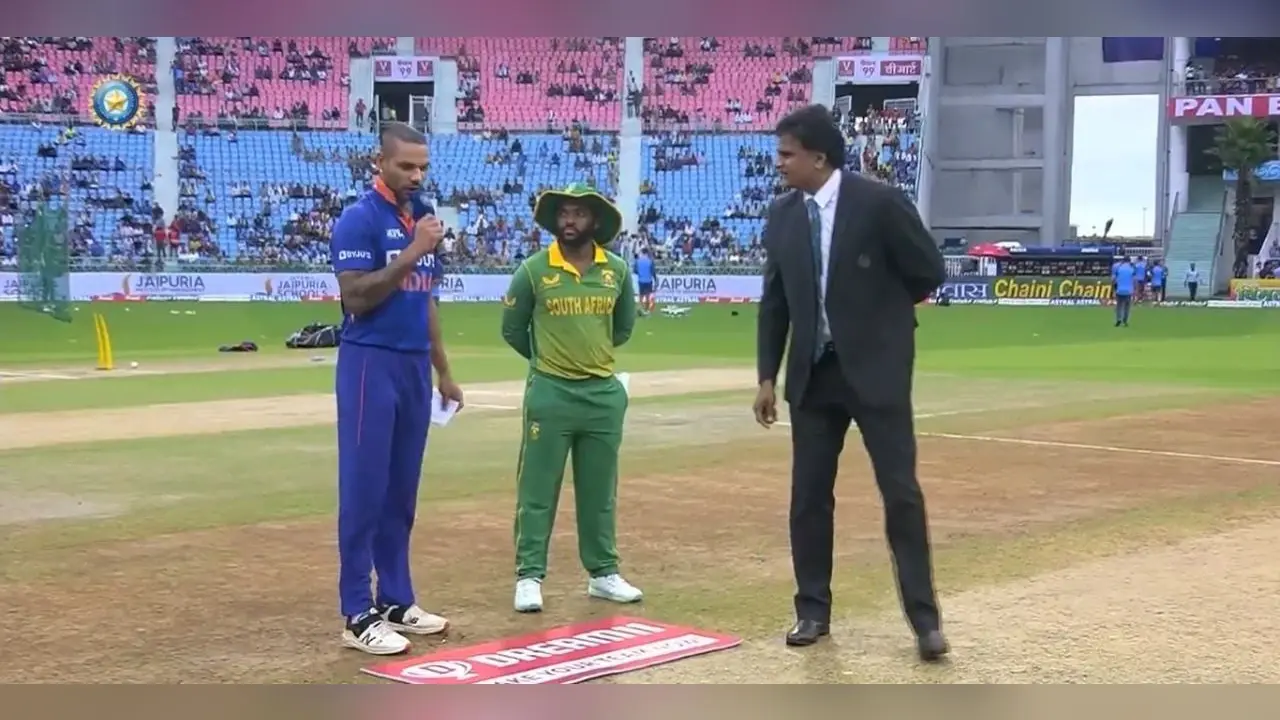 IND vs SA ODI: इकाना स्टेडियम में टॉस जीतकर टीम इंडिया ने किया पहले बॉलिंंग का फैसला, घटे ओवर