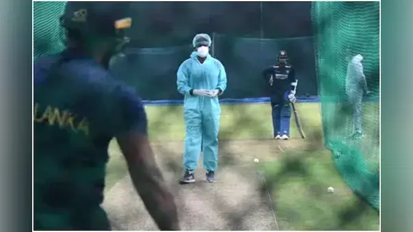 India vs Sri Lanka: PPE किट, मास्क और ग्लव्स पहनकर टीम को प्रैक्टिस करा रहे हैं श्रीलंकाई कोच, वीडियो वायरल