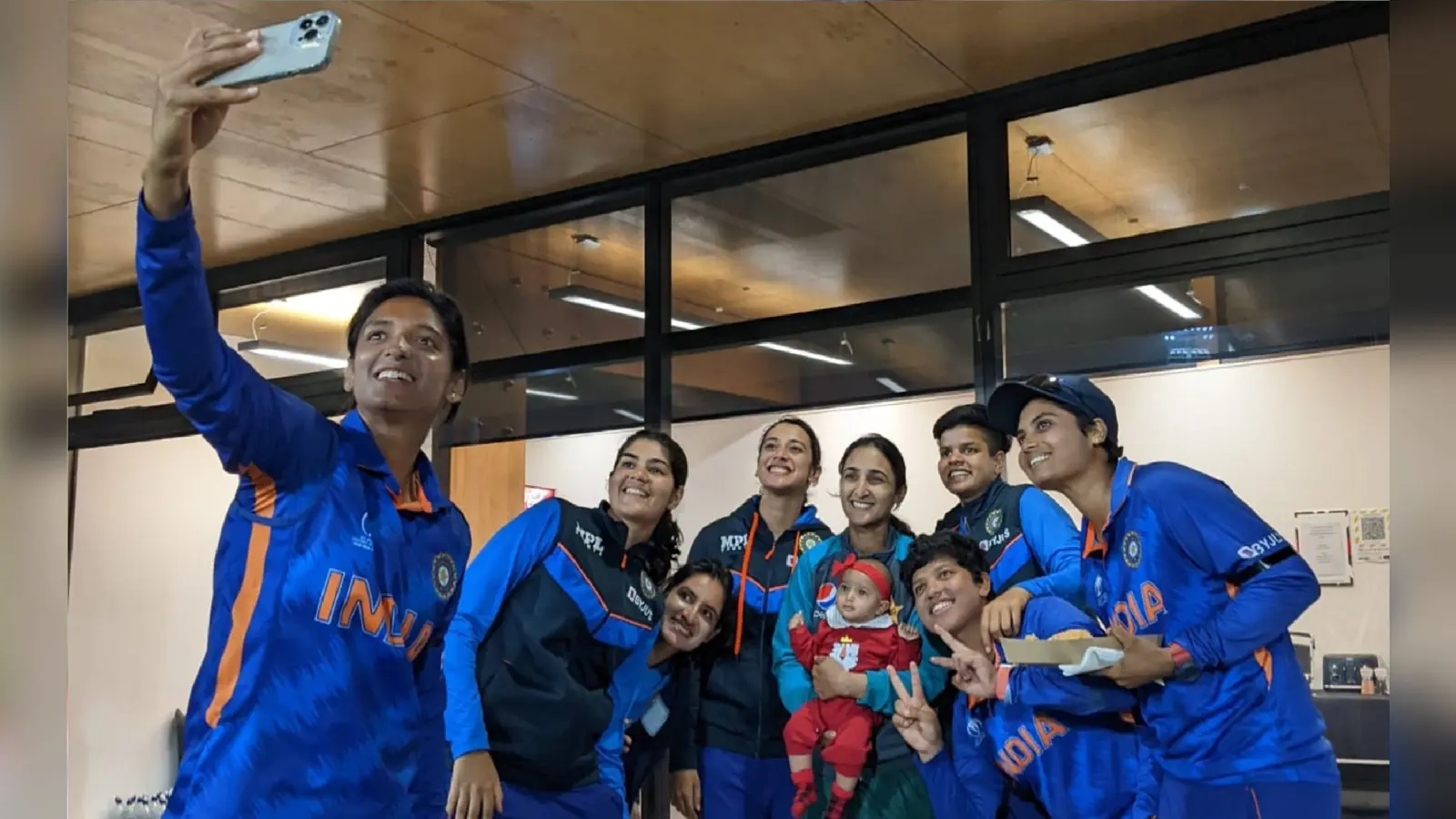 IND vs PAK: 6 माह की बेटी के साथ खेलने पहुंची पाक कप्तान मारूफ, भारतीय खिलाड़ियों ने लुटाया प्यार, VIDEO