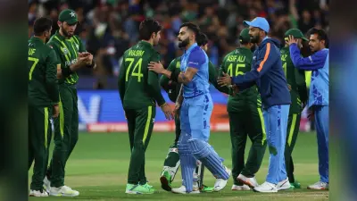 विराट कोहली के समर्थन में खुलकर सामने आये बाबर आजम, कहा- उनकी बराबरी के लिए खेल के शिखर पर होना जरूरी