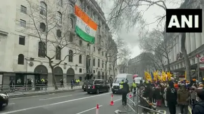 लंदन में खालिस्तान समर्थकों ने भारतीय उच्चायोग के बाहर फिर काटा बवाल, बोतलें फेंकी, झंडे लहराते हुए लगाए नारे
