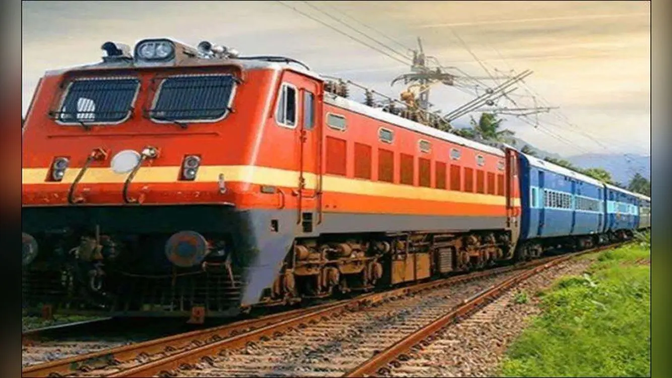 Indian Railways News: यात्रा करने से पहले चेक कर लें ट्रेन खुलने का नया समय, संपूर्णक्रांति सहित बिहार की 83 ट्रेनों का समय बदला, ऐसे लें जानकारी…