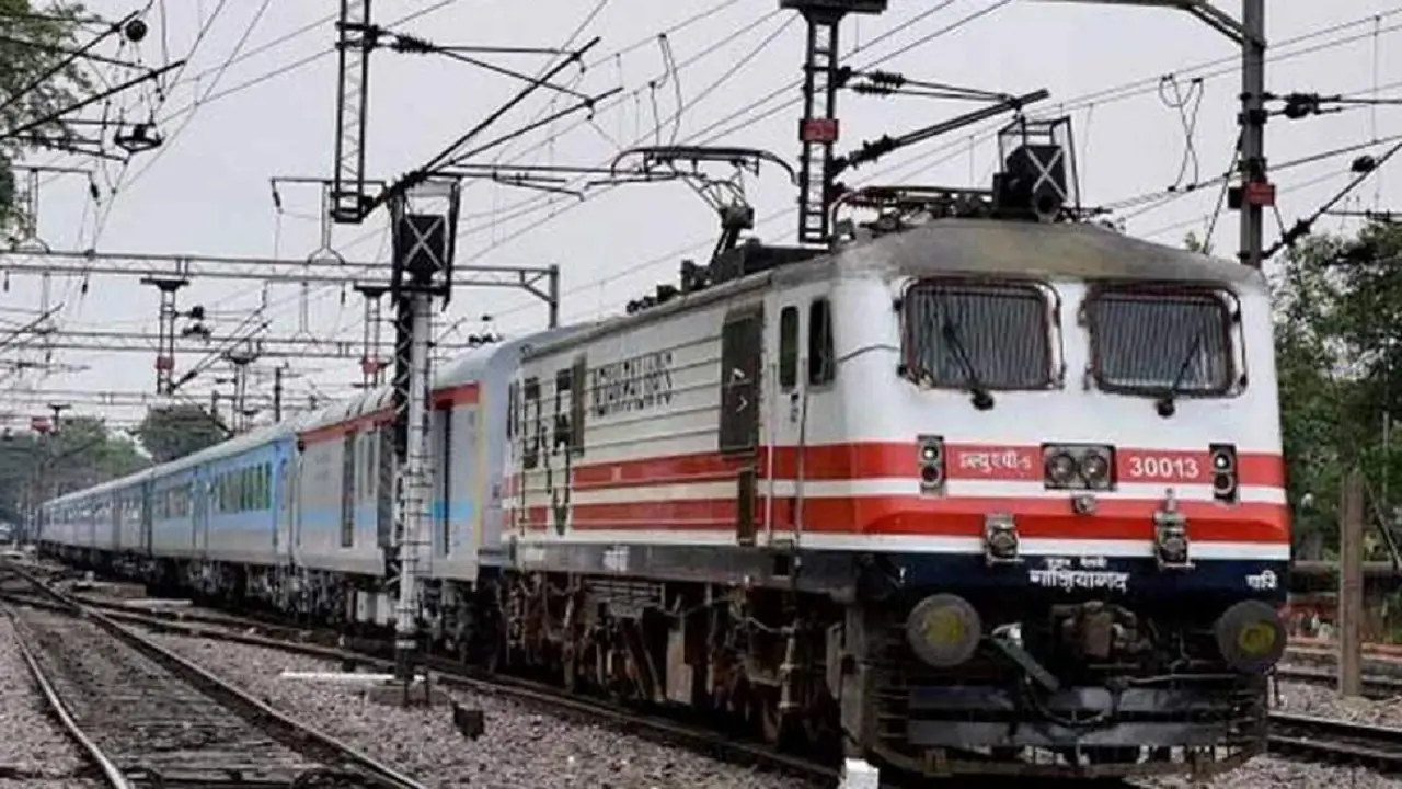 पटना समेत पूर्व मध्य रेलवे की 40 ट्रेनें रद्द, कई ट्रेनें 80 से 90 की स्पीड में चलेंगी, जानिए क्यों?