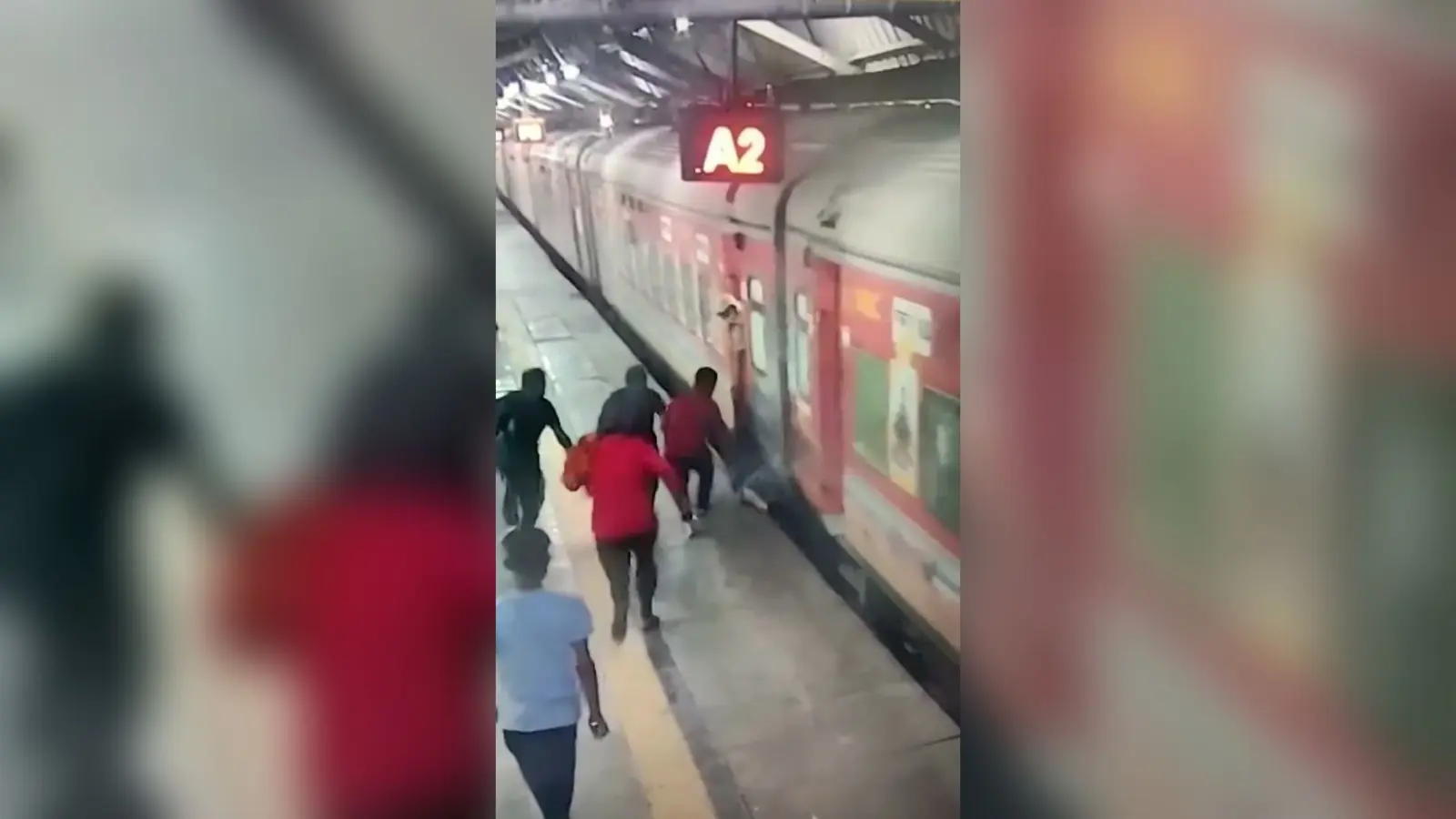 Prayagraj News: संकटमोचक बना RPF का जवान, ट्रेन के नीचे फंसे बुजुर्ग की दौड़कर बचाई जान