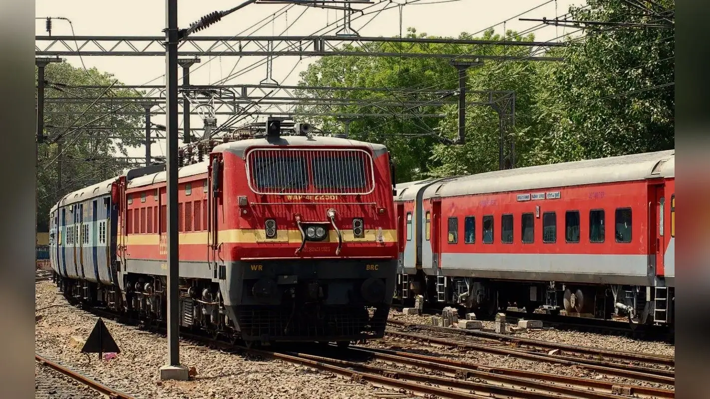 रेलवे में सरकारी नौकरी कैसे प्राप्त करें ? एग्जाम और योग्यता के बारे में जानें