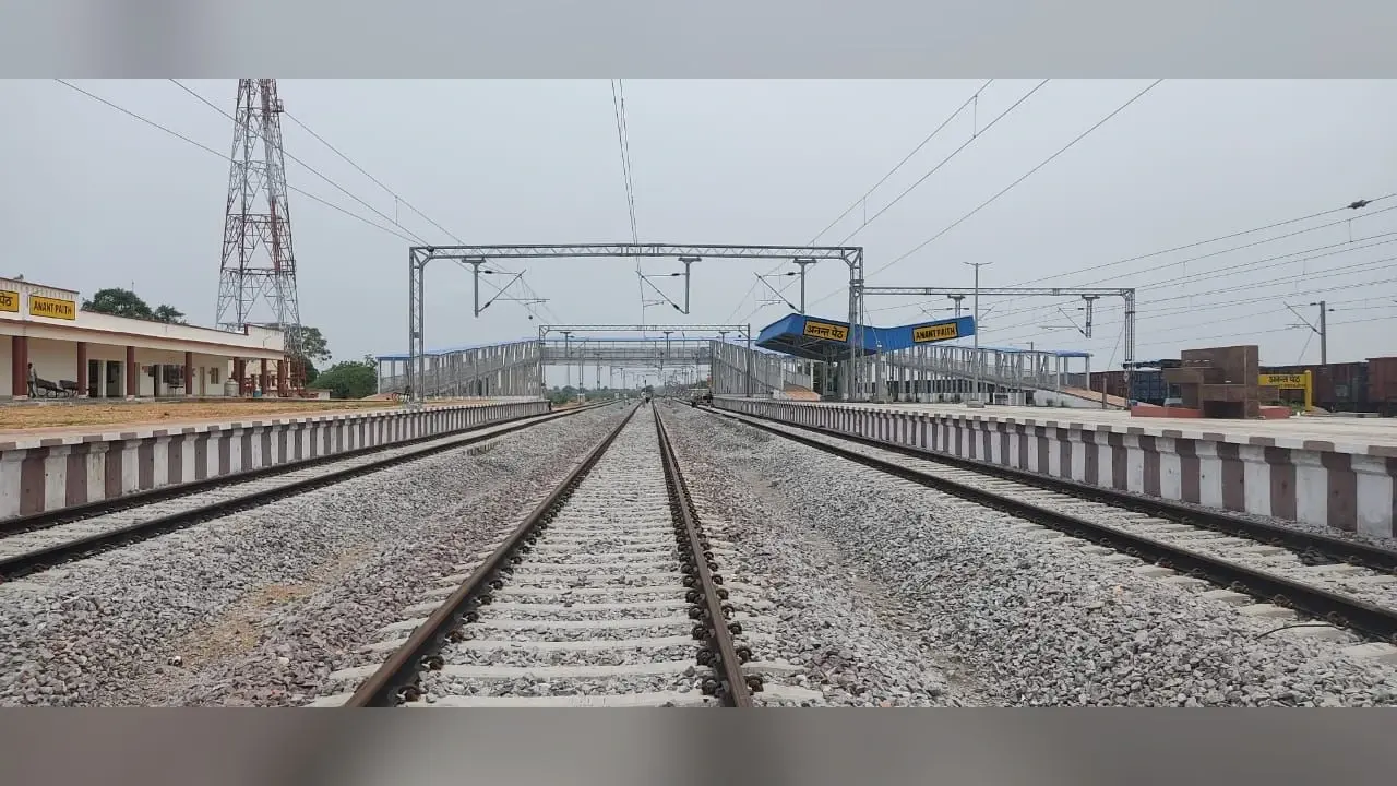 Train Cancelled: तेजी से बढ़ रहा तूफान बिपरजॉय, मचा सकता है भयंकर तबाही, रेलवे ने कैंसिल की 69 ट्रेनें