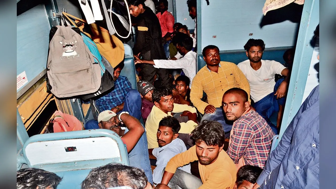 Indian Railways News: त्योहार खत्म होते ही ट्रेनों में बढ़ी भीड़, खड़े होकर यात्रा करने को हैं मजबूर
