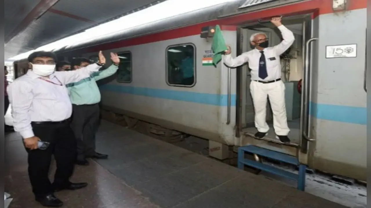 ट्रेनों के टाइम टेबल को बदलने जा रहा है Indian Railways और 500 रेलगाड़ियों को करेगा बंद, पढ़िए पूरी खबर…