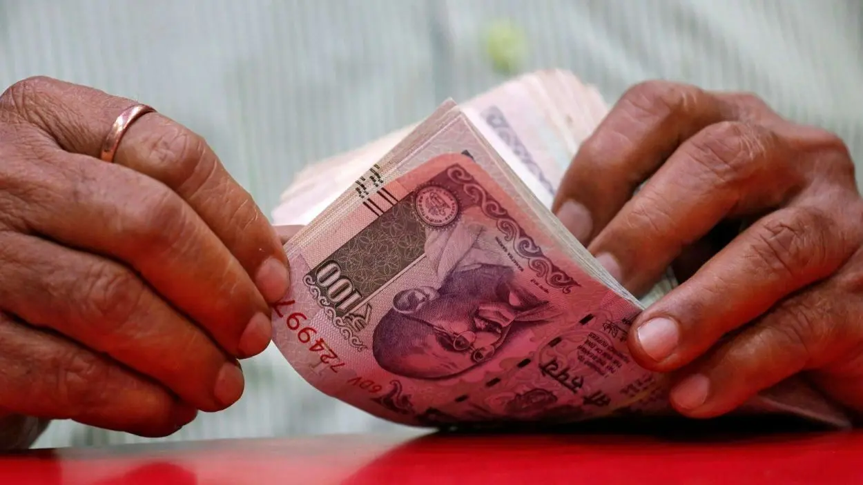 7th Pay Commission Latest Updates : अब बढ़ जाएगी सैलरी! केंद्रीय कर्मचारियों को जल्द मिल सकता है DA का तोहफा