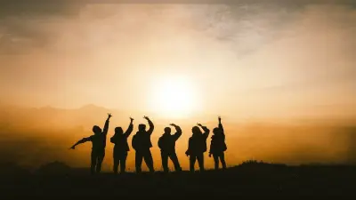 प्रसिद्धि व धन के पीछे भागती युवा पीढ़ी
