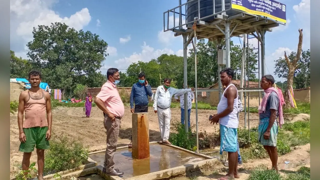 प्रभात खबर इंपैक्ट : इंदिरा बरवनिया गांव की विभिन्न समस्याओं से अवगत हुए बीडीओ, ग्रामीणों में जगी आस