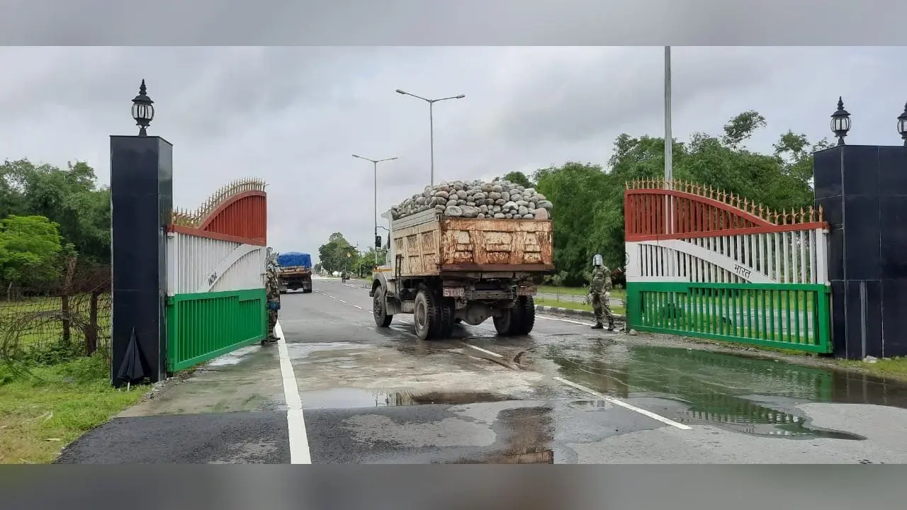 तेजी से बढ़ते कोरोना संक्रमण के बीच ममता बनर्जी की सरकार ने खोल दी भारत-बांग्लादेश की सीमा