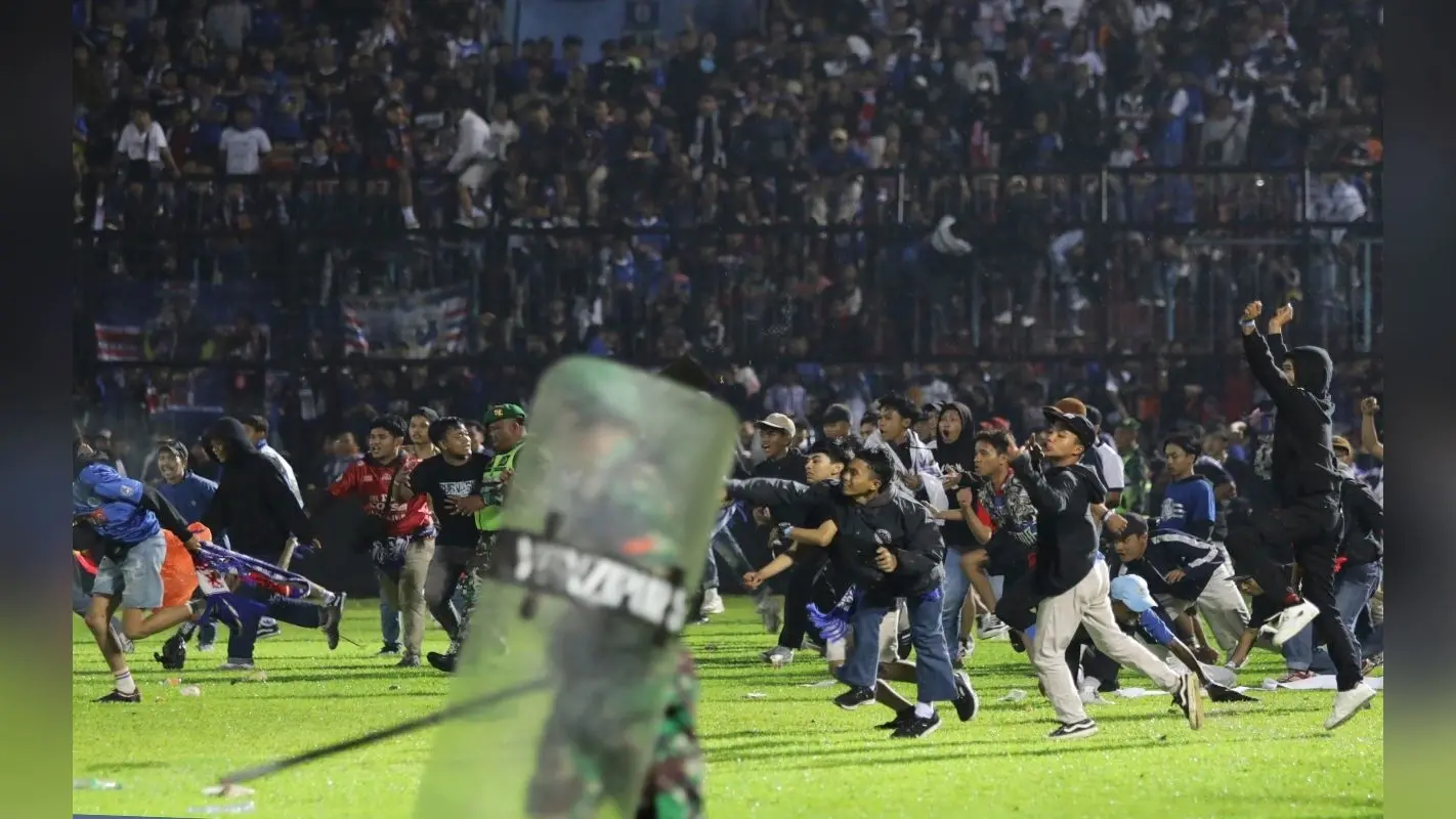 Indonesia: इंडोनेशिया में फुटबॉल मैच के दौरान मची भगदड़ में 129 की मौत, खिलाड़ियों पर भी हमला, कई घायल