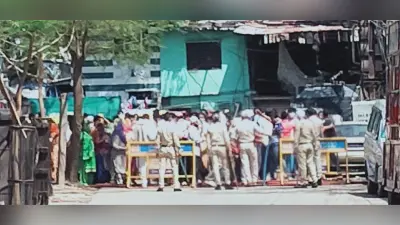 कहीं पुलिस टीम पर हमला तो कहीं डॉक्टरों पर थूक रहे लोग, कोरोना से लड़ाई में यह कैसी गंभीरता !