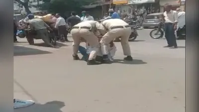 बिना मास्क के सड़क पर दिखा ऑटो ड्राइवर तो पुलिस वालों ने की बेरहमी से पिटाई, Video Viral होने के बाद दो कांस्टेबल सस्पेंड