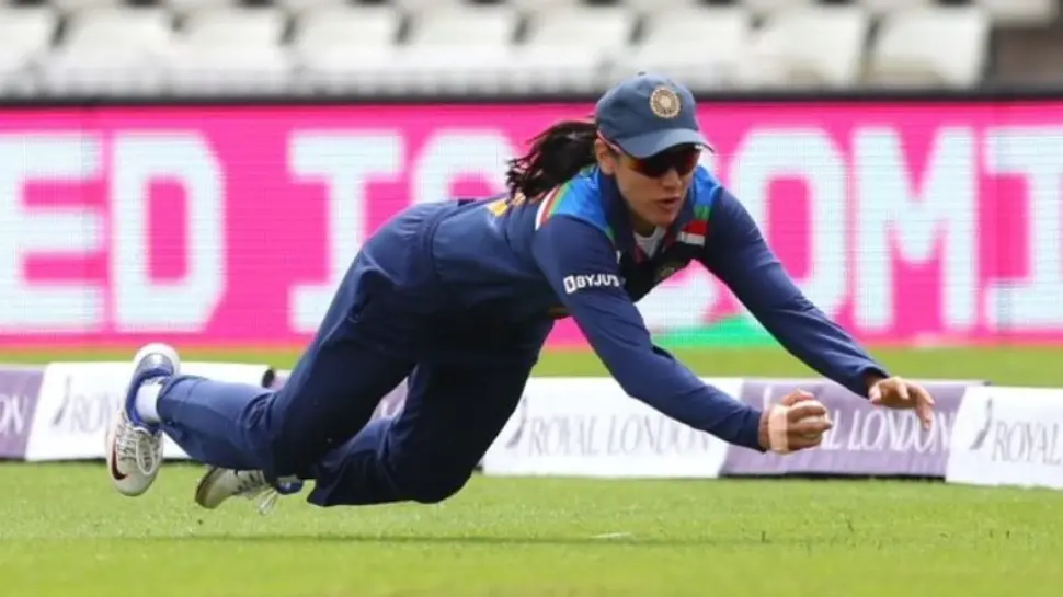 IND vs ENG W: इंग्लैंड के खिलाफ वंडर वुमन बनी स्मृति मंधाना, हवा में उड़कर लपका शानदार कैच, वायरल हुआ वीडियो