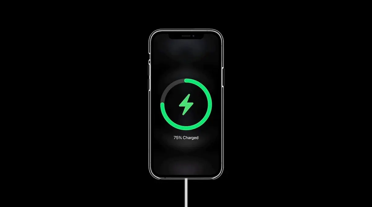 iPhone 12 की डिस्प्ले के बाद अब चार्जिंग में भी दिक्कत, iOS अपडेट का इंतजार