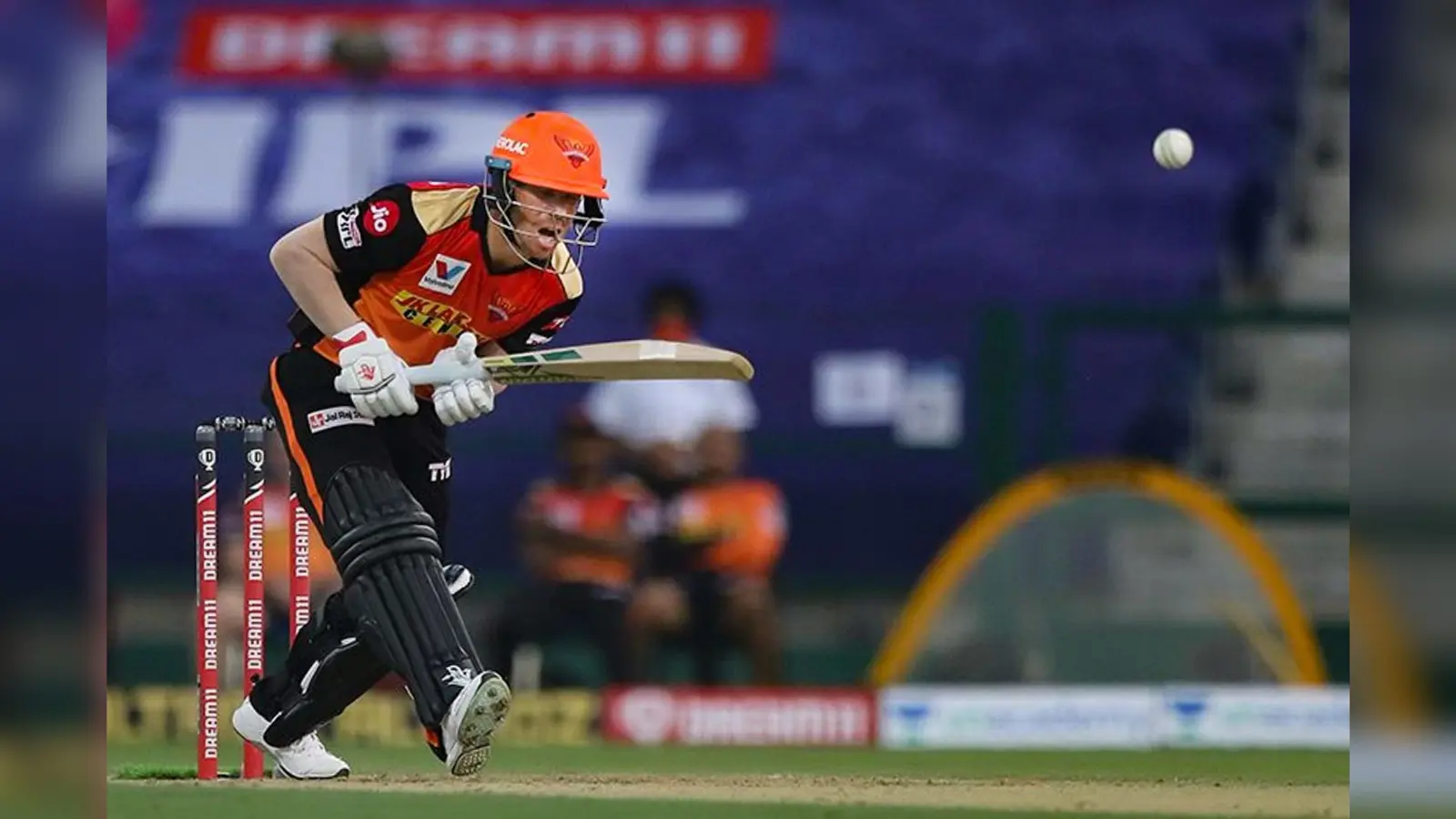 IPL 2020 Qualifier 2 : इस कारण से 2016 का इतिहास नहीं दोहरा पाया हैदराबाद, हार के बाद गुस्से में लाल दिखे वॉर्नर