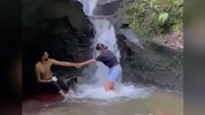 झरने के नीचे इशांत का रोमांस, इंग्लैंड में ऐसे छुट्टी का आनंद ले रहे भारतीय खिलाड़ी, VIDEO वायरल