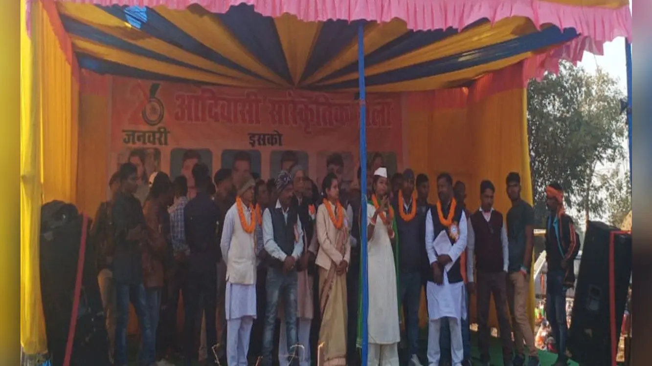 बड़कागांव के ‘इसको गुफा’ में लगा मेला, पाषाण काल की शैल चित्रों को लोगों ने देखा