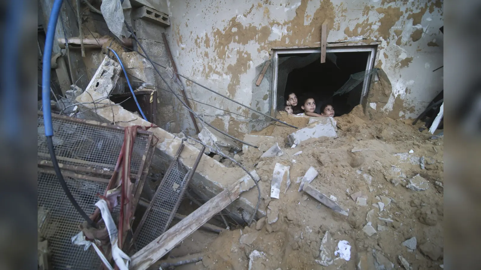 Israel Hamas War : डरे-सहमे गाजा के लोग, नहीं मिल रहा भोजन, पानी और सुरक्षित पनाह, तस्वीरों में देखें हालात