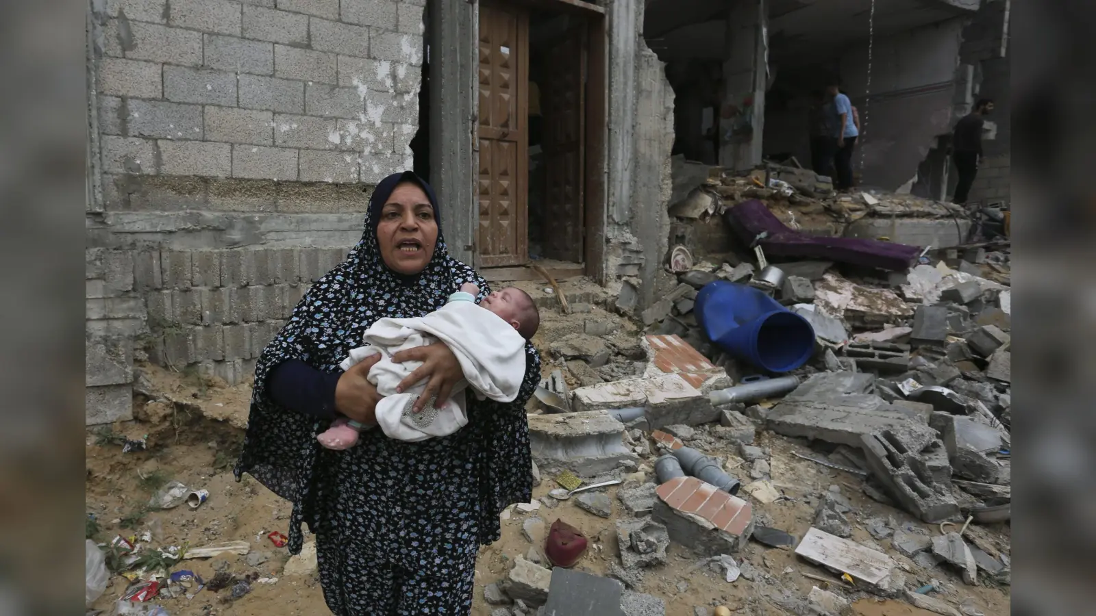 Israel Hamas War : गाजा में मची है लूट! राहत शिविर में आटा और खाने-पीने के सामानों पर टूट पड़े लोग