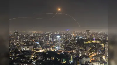Israel Attack : टूटे घर-बिखर रही जिंदगी, इजराइली बमों से तबाह होता गाजा… देखें युद्ध की भयावह तस्वीरें