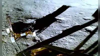 Chandrayaan-3 : चंदामामा की गोद में खेलता नजर आया रोवर ‘प्रज्ञान’, देखें VIDEO