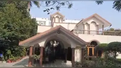 IT Raids Lucknow: इत्र व्यापारी की हजरतगंज की कोठी में छापा, दो गाड़ी में सवार होकर आई आयकर विभाग की टीम