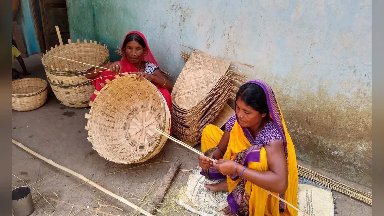 तुरी जाति के पारंपरिक व्यवसाय पर मंडरा रहा खतरा, बांस के बने सामानों की बिक्री में आयी गिरावट