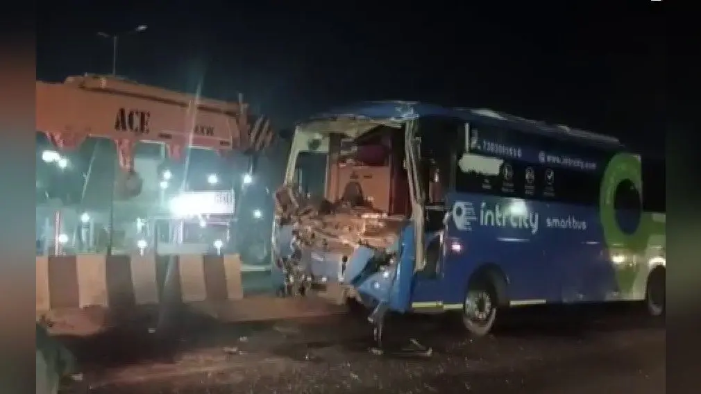 Road Accident: इटावा में भीषण सड़क हादसा, डंपर और बस में जोरदार टक्कर, पांच यात्री घायल, दो की हालत गंभीर