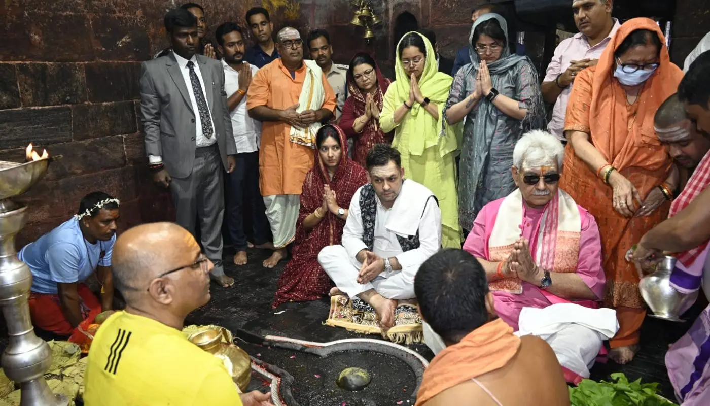 PHOTO: जम्मू-कश्मीर के उपराज्यपाल मनोज सिन्हा ने सपरिवार बाबा बैद्यनाथ मंदिर में की पूजा अर्चना