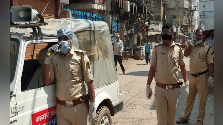 कोरोना से जंग: घूम-घूम कर निगरानी कर रहे हैं अधिकारी, कई दुकानें की गयी सील